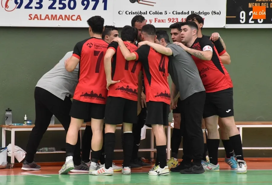 Foto 3 - Cu&eacute;llar vuelca en un visto y no visto un igualado partido ante el III Senior y acaba ganando con holgura