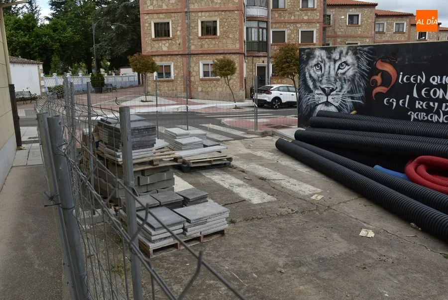 Foto 2 - Quejas por el prolongado corte de la calle Ca&ntilde;os para usarla como almac&eacute;n callejero de material