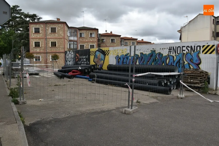 Foto 3 - Quejas por el prolongado corte de la calle Ca&ntilde;os para usarla como almac&eacute;n callejero de material