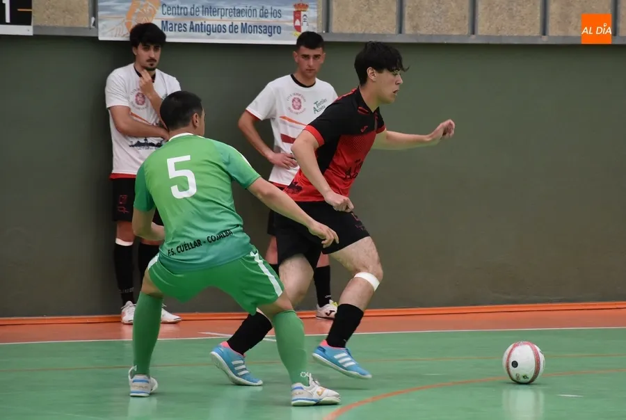 Foto 5 - Cu&eacute;llar vuelca en un visto y no visto un igualado partido ante el III Senior y acaba ganando con holgura