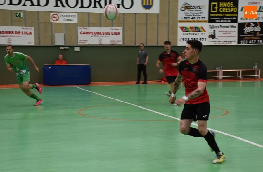 Foto 6 - Cu&eacute;llar vuelca en un visto y no visto un igualado partido ante el III Senior y acaba ganando con holgura