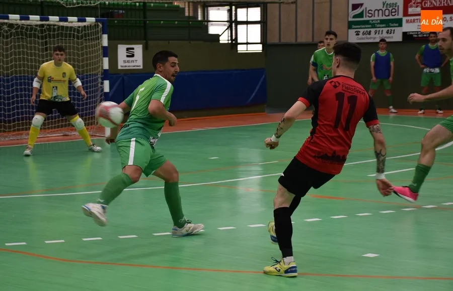 Foto 7 - Cu&eacute;llar vuelca en un visto y no visto un igualado partido ante el III Senior y acaba ganando con holgura