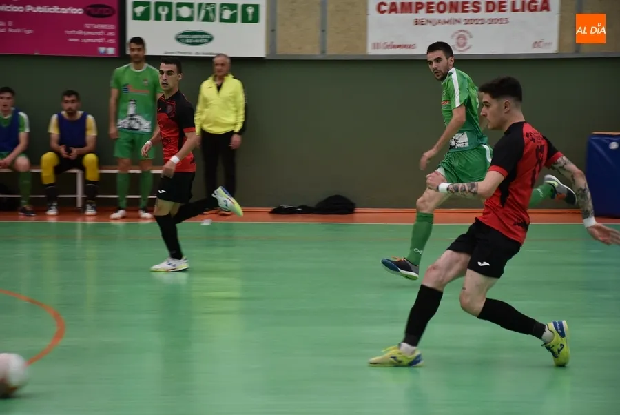 Foto 8 - Cu&eacute;llar vuelca en un visto y no visto un igualado partido ante el III Senior y acaba ganando con holgura
