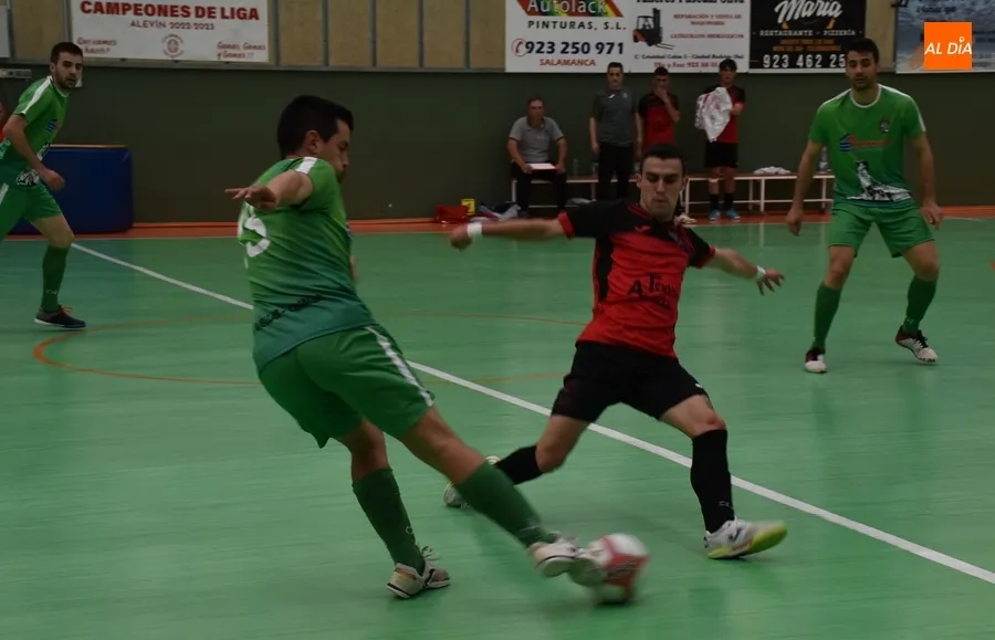 Foto 10 - Cu&eacute;llar vuelca en un visto y no visto un igualado partido ante el III Senior y acaba ganando con holgura