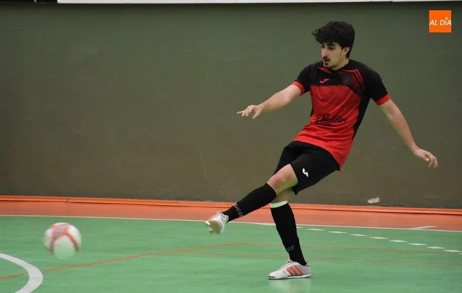 Foto 11 - Cu&eacute;llar vuelca en un visto y no visto un igualado partido ante el III Senior y acaba ganando con holgura