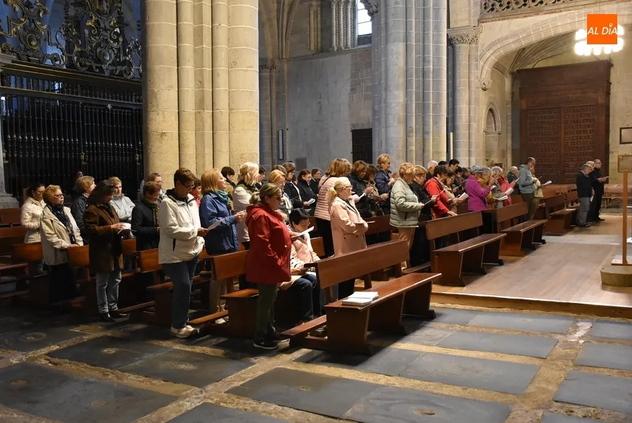 Foto 2 - Un centenar de fieles de Ciudad Rodrigo madrugan para rezar el Rosario de la Aurora