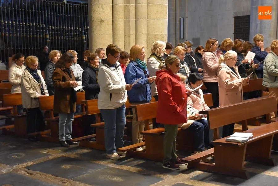 Foto 3 - Un centenar de fieles de Ciudad Rodrigo madrugan para rezar el Rosario de la Aurora