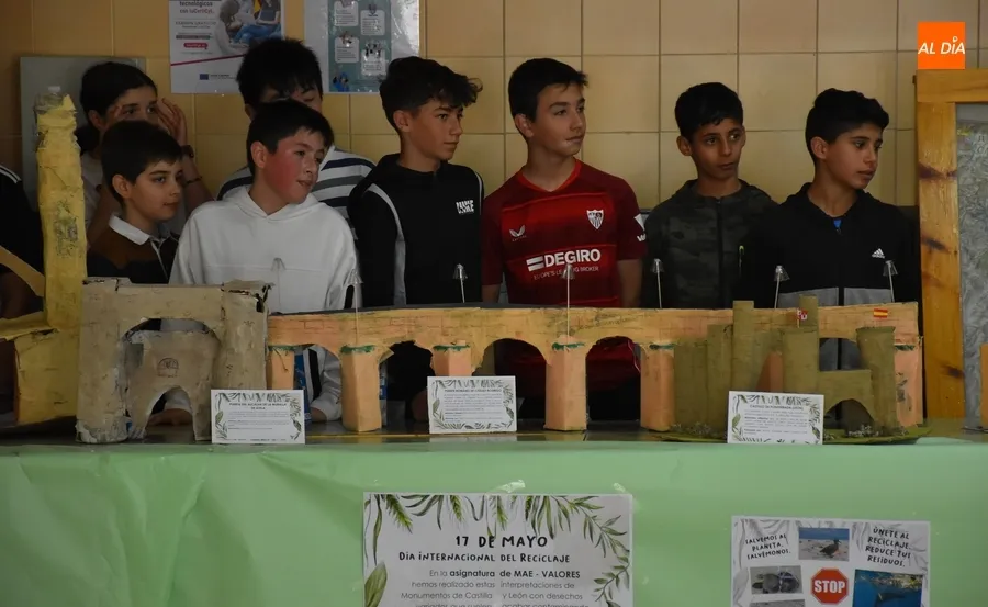 Foto 2 - Alumnos del IES Tierra recrean con materiales reciclados monumentos de Castilla y Le&oacute;n