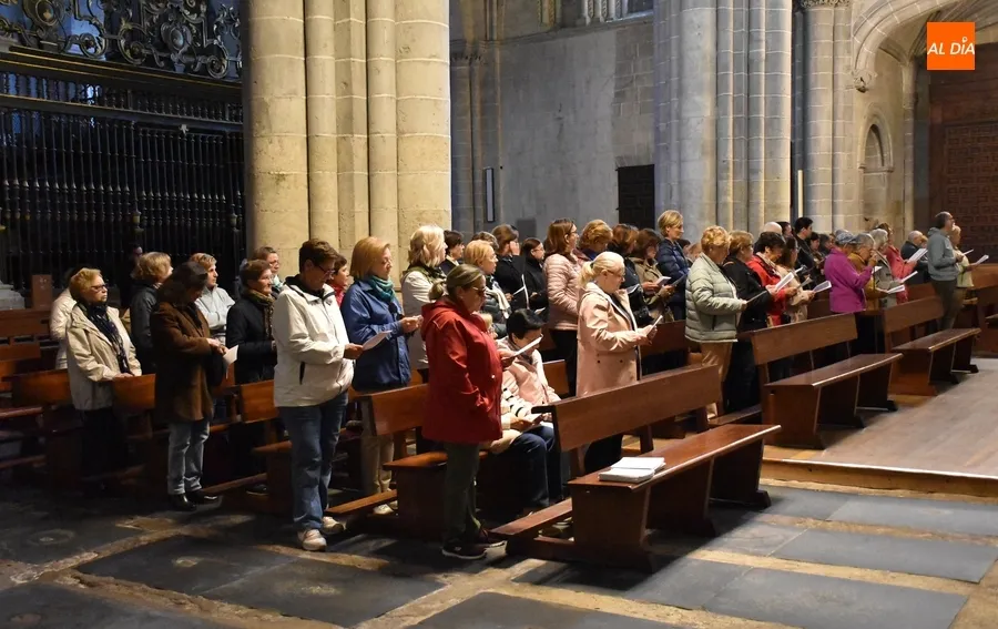 Foto 4 - Un centenar de fieles de Ciudad Rodrigo madrugan para rezar el Rosario de la Aurora