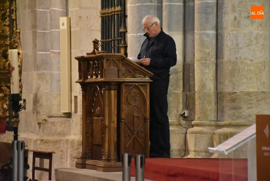 Foto 5 - Un centenar de fieles de Ciudad Rodrigo madrugan para rezar el Rosario de la Aurora