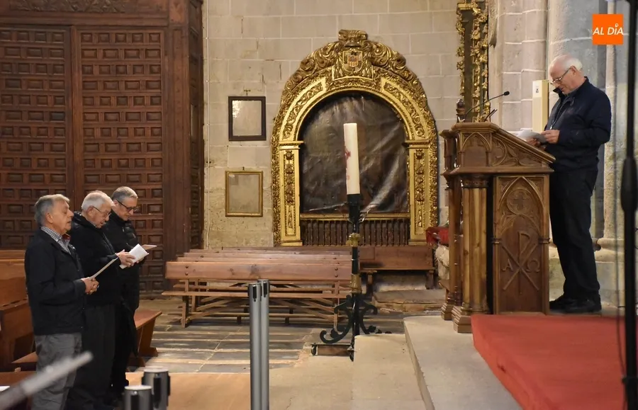Foto 6 - Un centenar de fieles de Ciudad Rodrigo madrugan para rezar el Rosario de la Aurora