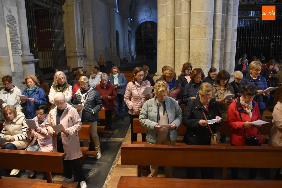Foto 7 - Un centenar de fieles de Ciudad Rodrigo madrugan para rezar el Rosario de la Aurora