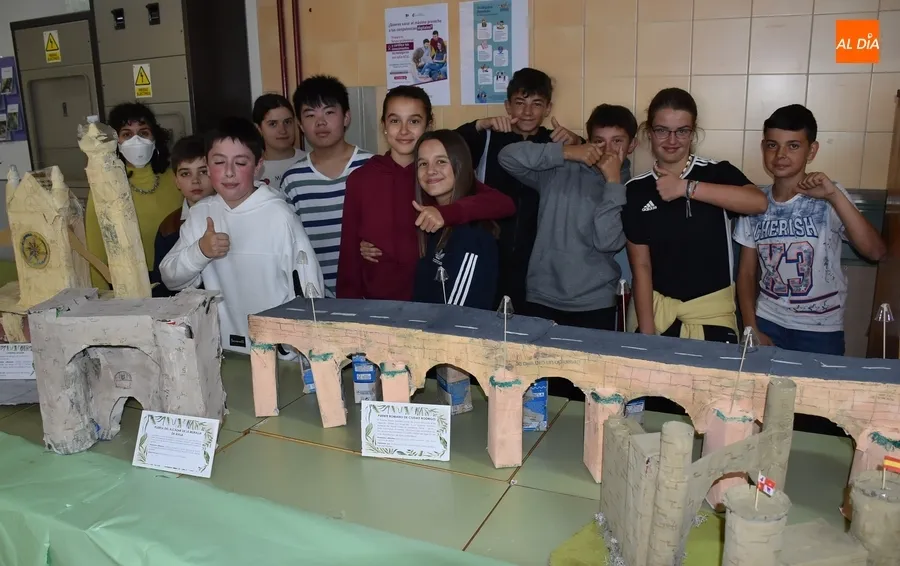 Foto 3 - Alumnos del IES Tierra recrean con materiales reciclados monumentos de Castilla y Le&oacute;n