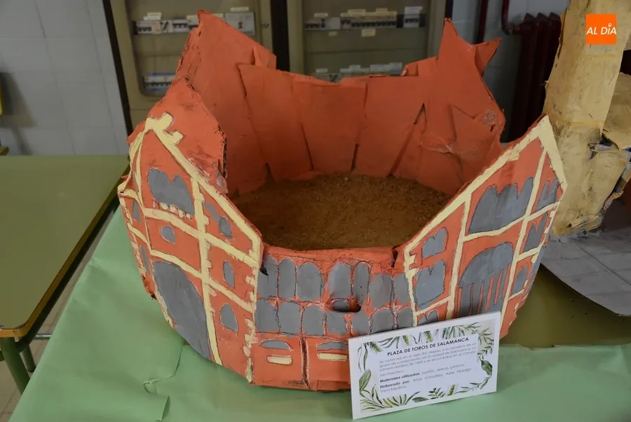 Foto 4 - Alumnos del IES Tierra recrean con materiales reciclados monumentos de Castilla y Le&oacute;n