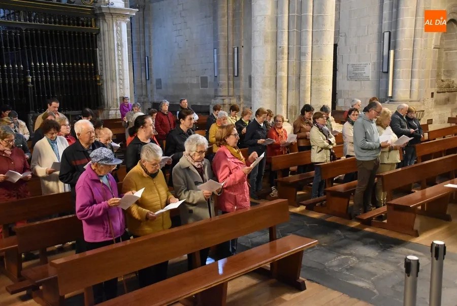Foto 9 - Un centenar de fieles de Ciudad Rodrigo madrugan para rezar el Rosario de la Aurora