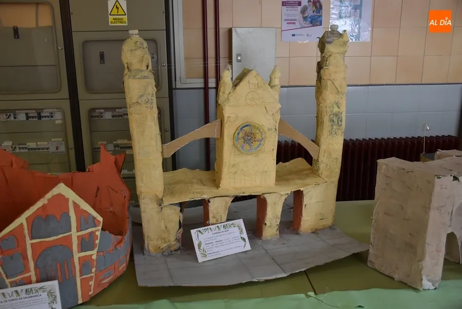 Foto 5 - Alumnos del IES Tierra recrean con materiales reciclados monumentos de Castilla y Le&oacute;n