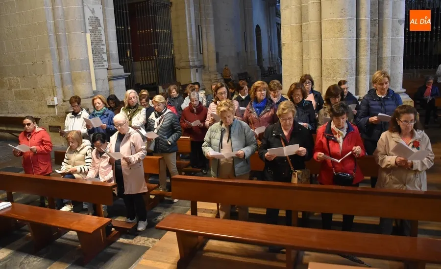 Foto 10 - Un centenar de fieles de Ciudad Rodrigo madrugan para rezar el Rosario de la Aurora