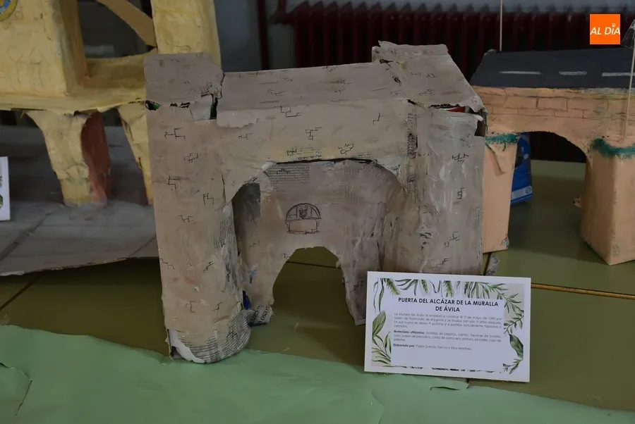 Foto 6 - Alumnos del IES Tierra recrean con materiales reciclados monumentos de Castilla y Le&oacute;n
