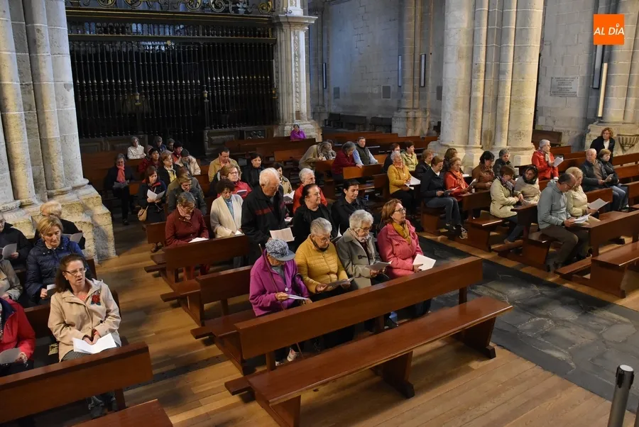 Foto 11 - Un centenar de fieles de Ciudad Rodrigo madrugan para rezar el Rosario de la Aurora
