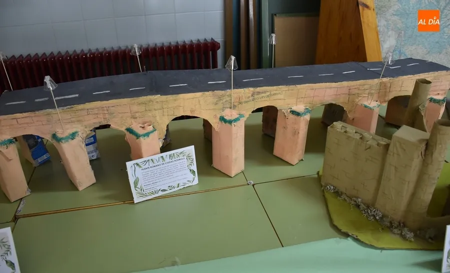 Foto 7 - Alumnos del IES Tierra recrean con materiales reciclados monumentos de Castilla y Le&oacute;n