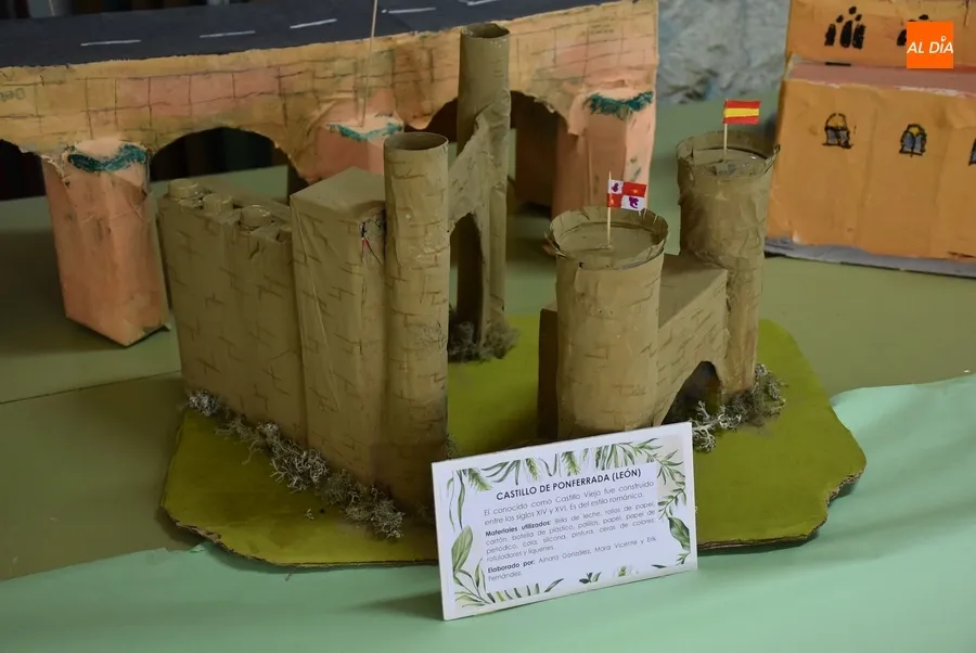 Foto 8 - Alumnos del IES Tierra recrean con materiales reciclados monumentos de Castilla y Le&oacute;n