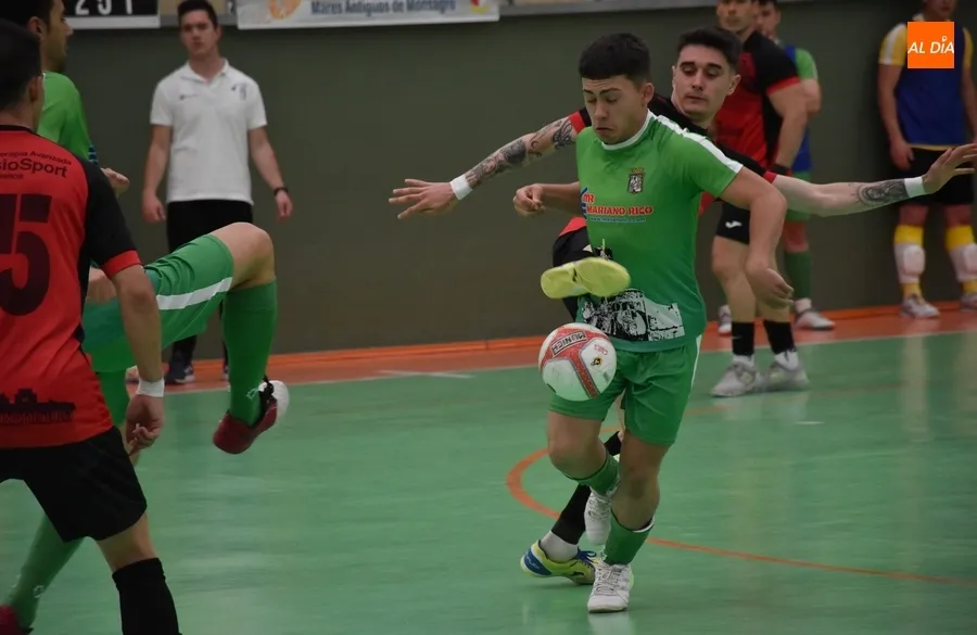 Foto 2 - Cu&eacute;llar vuelca en un visto y no visto un igualado partido ante el III Senior y acaba ganando con holgura