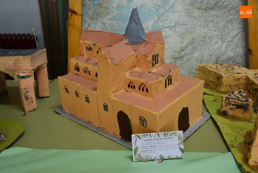 Foto 9 - Alumnos del IES Tierra recrean con materiales reciclados monumentos de Castilla y Le&oacute;n