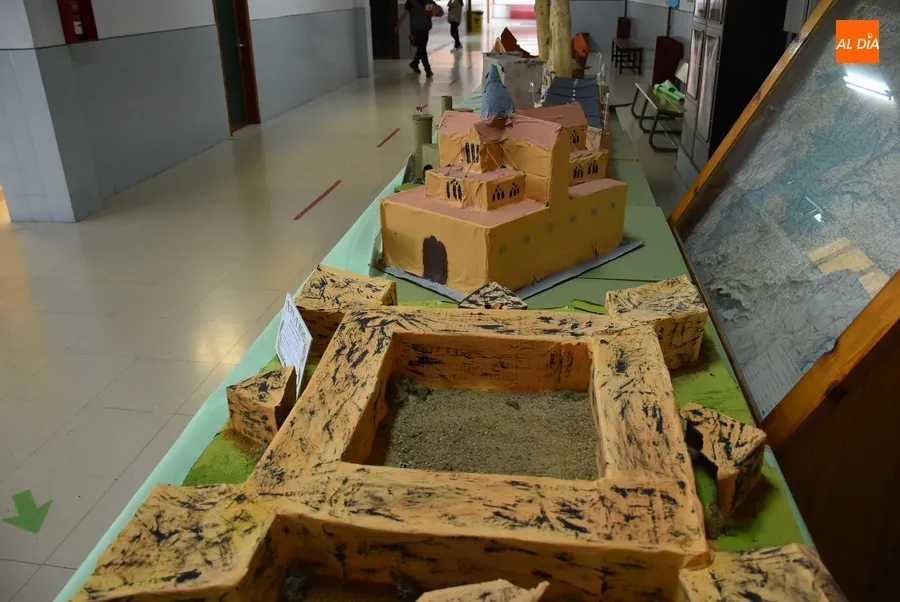 Foto 11 - Alumnos del IES Tierra recrean con materiales reciclados monumentos de Castilla y Le&oacute;n
