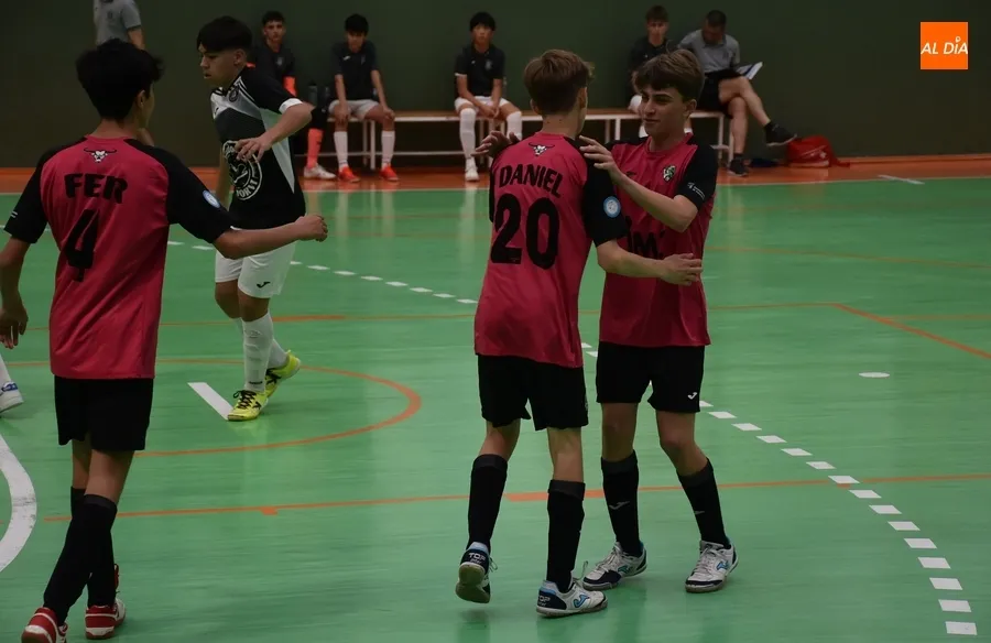 Foto 3 - &Eacute;pica victoria en los &uacute;ltimos instantes del Cadete B del III Columnas ante Inter Sala B