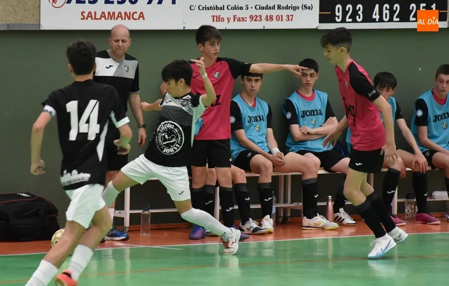 Foto 9 - &Eacute;pica victoria en los &uacute;ltimos instantes del Cadete B del III Columnas ante Inter Sala B