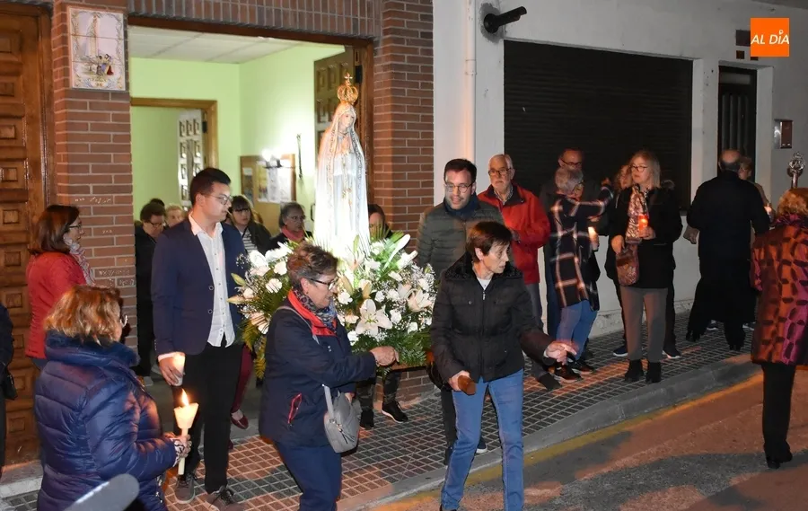 Foto 2 - &lsquo;La madre de todas las madres&rsquo; procesiona entre las velas en una fresca noche 