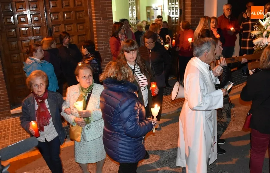 Foto 3 - &lsquo;La madre de todas las madres&rsquo; procesiona entre las velas en una fresca noche 