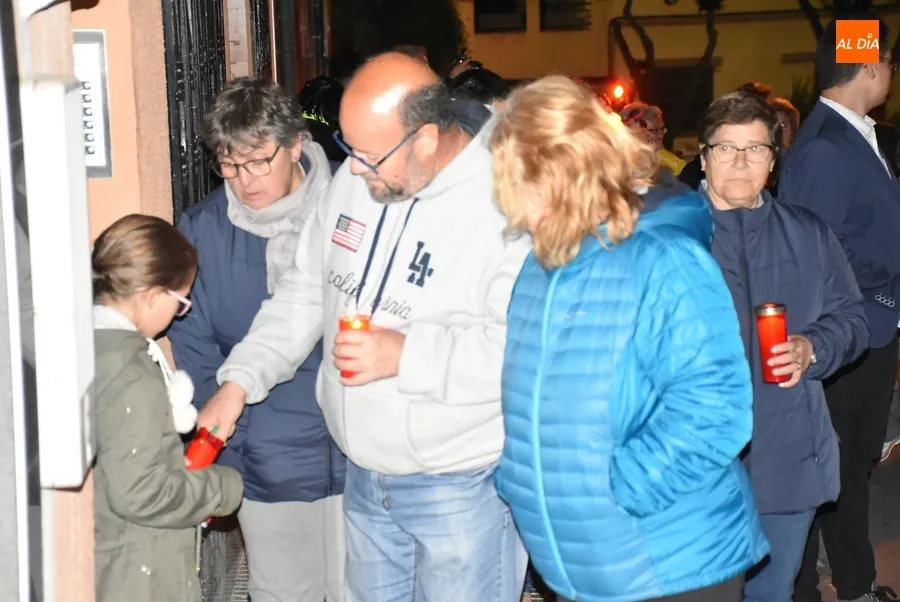 Foto 4 - &lsquo;La madre de todas las madres&rsquo; procesiona entre las velas en una fresca noche 