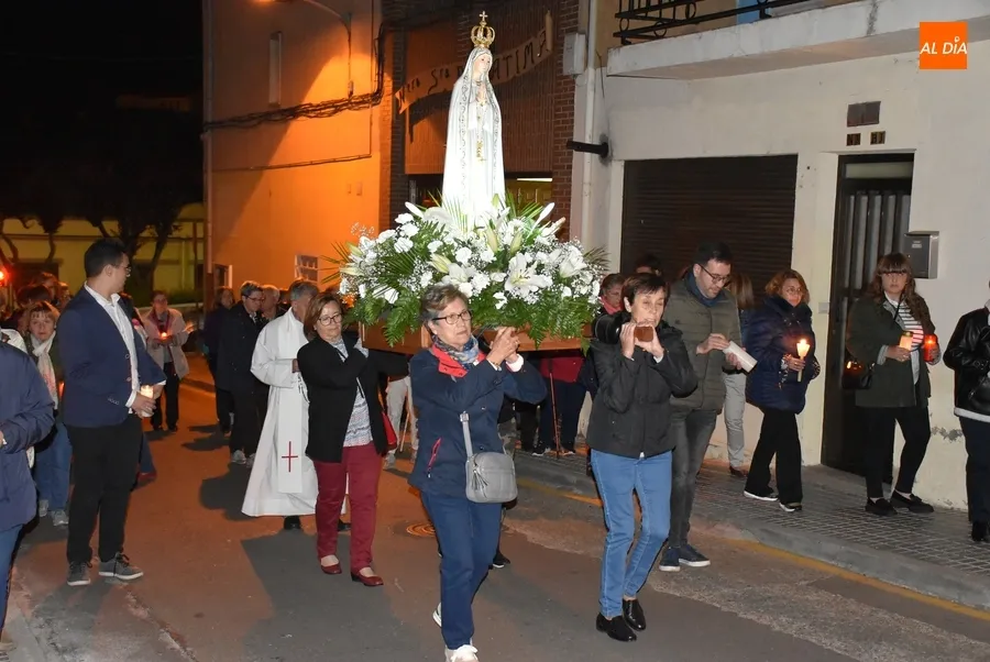 Foto 5 - &lsquo;La madre de todas las madres&rsquo; procesiona entre las velas en una fresca noche 