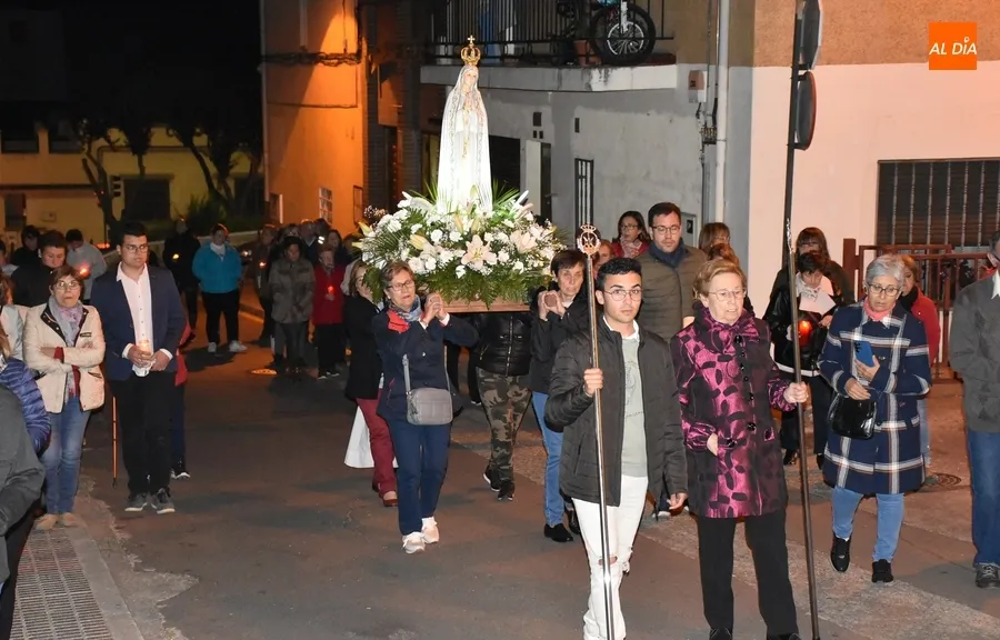 Foto 7 - &lsquo;La madre de todas las madres&rsquo; procesiona entre las velas en una fresca noche 