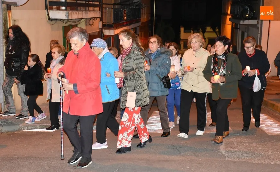 Foto 10 - &lsquo;La madre de todas las madres&rsquo; procesiona entre las velas en una fresca noche 