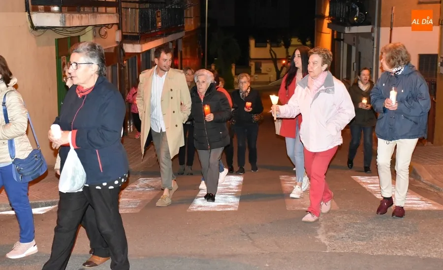 Foto 11 - &lsquo;La madre de todas las madres&rsquo; procesiona entre las velas en una fresca noche 