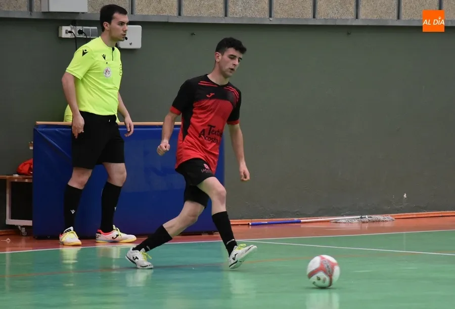 Foto 4 - El III Senior arranca con victoria su tr&iacute;ptico final y se despega de Alhambra