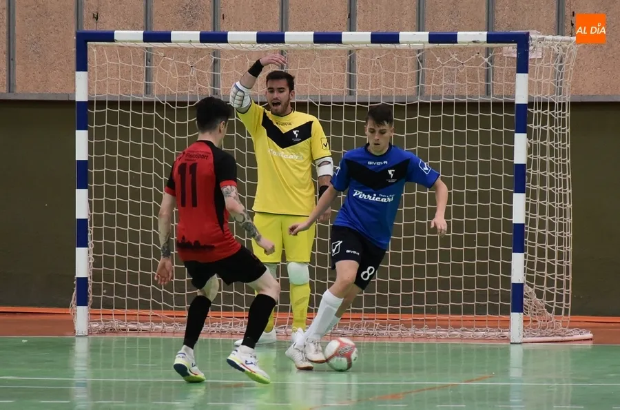 Foto 5 - El III Senior arranca con victoria su tr&iacute;ptico final y se despega de Alhambra