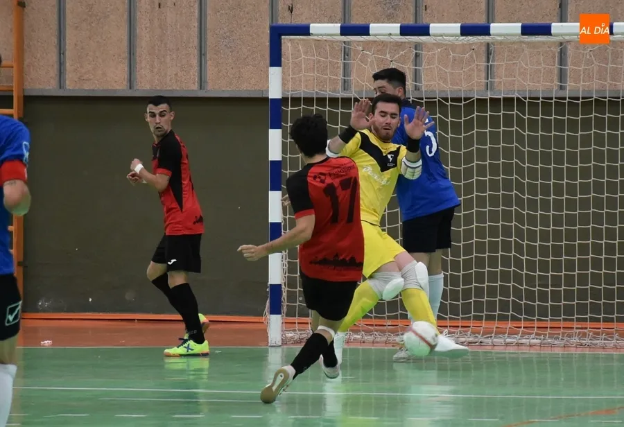 Foto 10 - El III Senior arranca con victoria su tr&iacute;ptico final y se despega de Alhambra