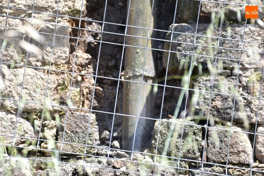 Foto 6 - La intervenci&oacute;n de emergencia deja visibles las filtraciones de agua junto a la Cuesta de Santiago