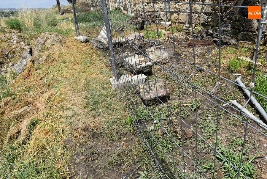 Foto 4 - La intervenci&oacute;n de emergencia deja visibles las filtraciones de agua junto a la Cuesta de Santiago