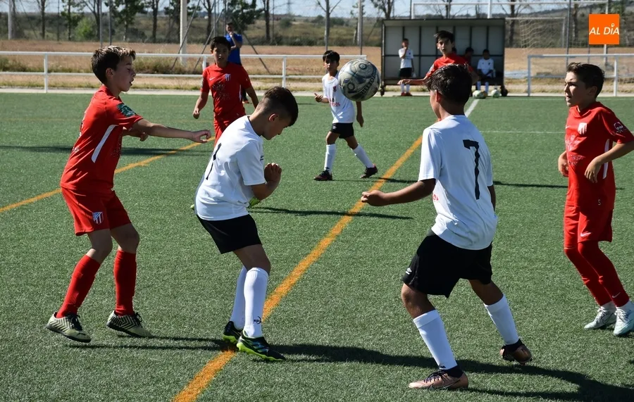 Foto 4 - El Alev&iacute;n A del Ciudad Rodrigo cede ante el Santa Marta C en el remate del Puente