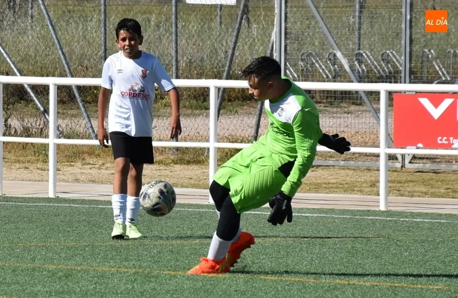 Foto 5 - El Alev&iacute;n A del Ciudad Rodrigo cede ante el Santa Marta C en el remate del Puente