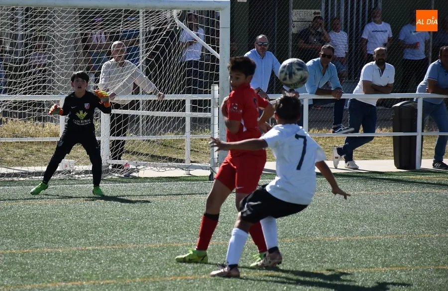 Foto 6 - El Alev&iacute;n A del Ciudad Rodrigo cede ante el Santa Marta C en el remate del Puente