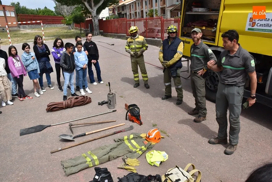 Foto 3 - Agentes medioambientales ense&ntilde;an a escolares de Primaria c&oacute;mo es su trabajo