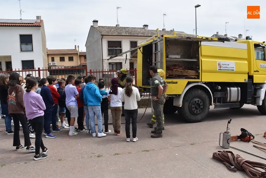 Foto 4 - Agentes medioambientales ense&ntilde;an a escolares de Primaria c&oacute;mo es su trabajo