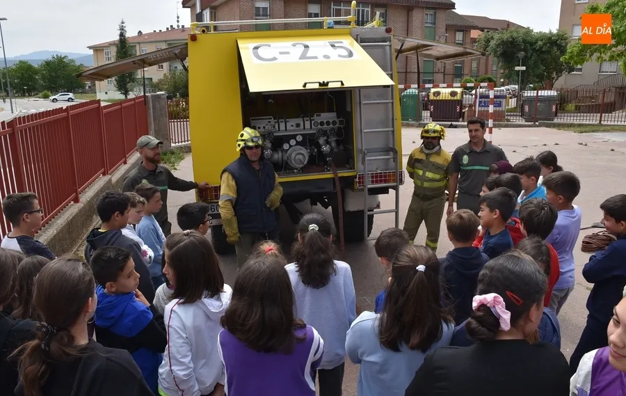 Foto 6 - Agentes medioambientales ense&ntilde;an a escolares de Primaria c&oacute;mo es su trabajo