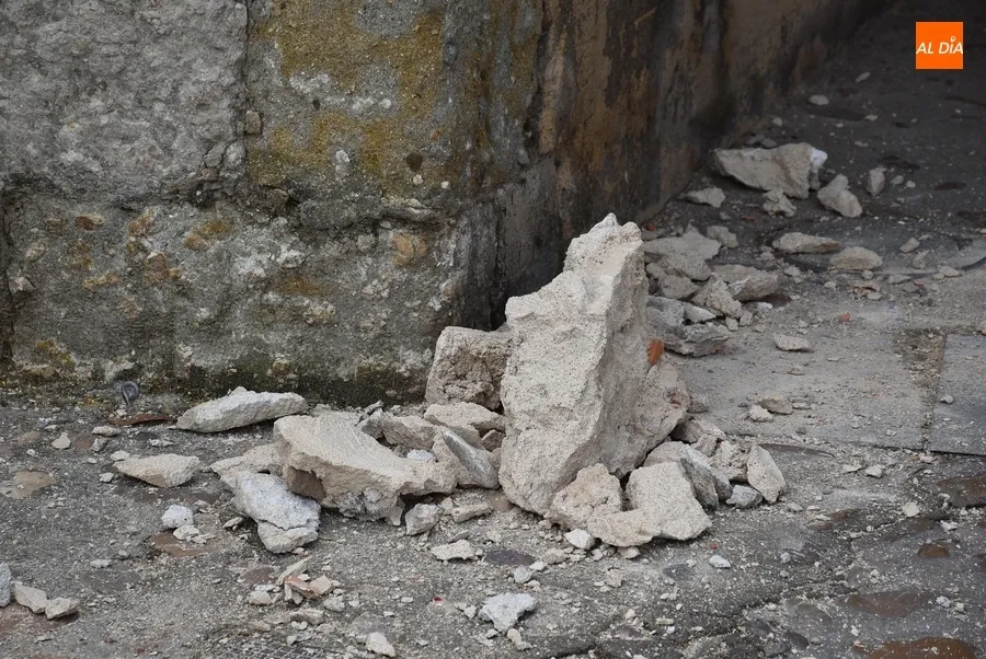 Foto 4 - Un cami&oacute;n impacta contra la b&oacute;veda de las Puertas de Amayuelas desprendiendo varios trozos de dovelas