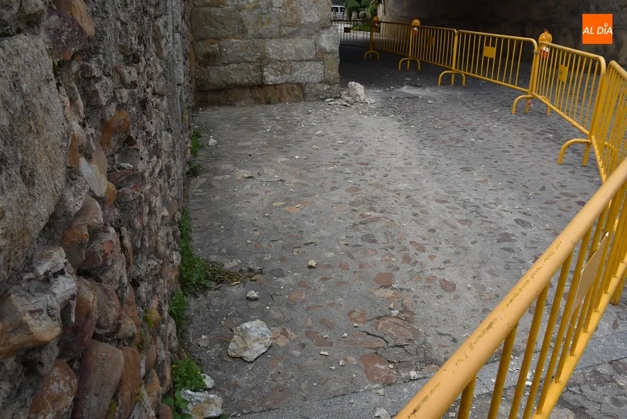 Foto 2 - Un cami&oacute;n impacta contra la b&oacute;veda de las Puertas de Amayuelas desprendiendo varios trozos de dovelas